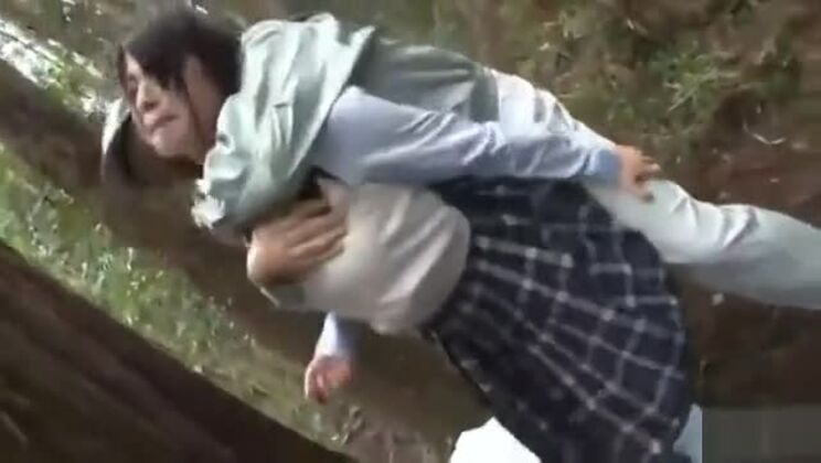 Adolescente rubia con uniforme escolar juega con dos penes al aire libre