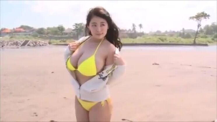 Saki Yanase - Bikini amarillo