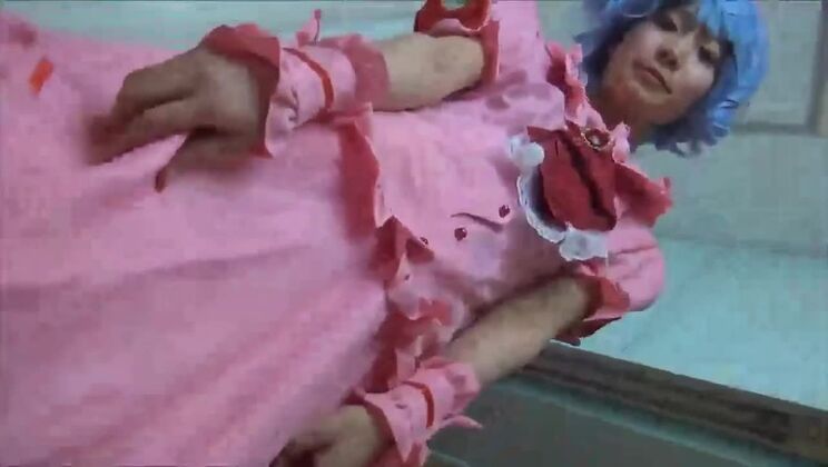 Cosplay de Remilia Scarlet mostrando sus bragas