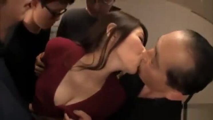 Trío asiático caliente y sexo en grupo divertido