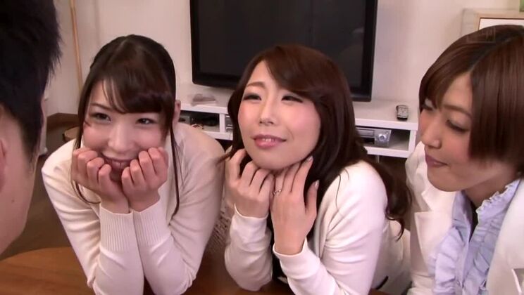 Modelo japonesa cachonda en una increíble escena de sexo grupal, película JAV MILF.