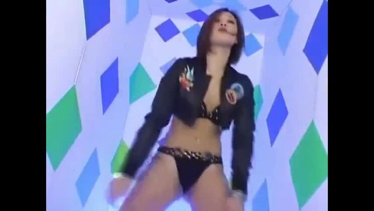 Una sexy chica asiática se desnuda al ritmo de la música techno.