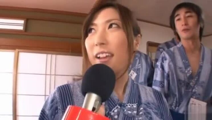 Mirei Yokoyama elige a dos chicos para que le chupen los pechos y le follen las tetas.