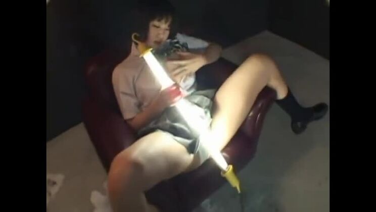 Hanabi Nanami, una colegiala asiática sexy, en un juego sexual.