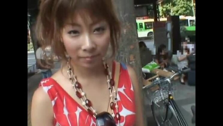 Exótica prostituta japonesa en el vídeo JAV público más caliente al aire libre.