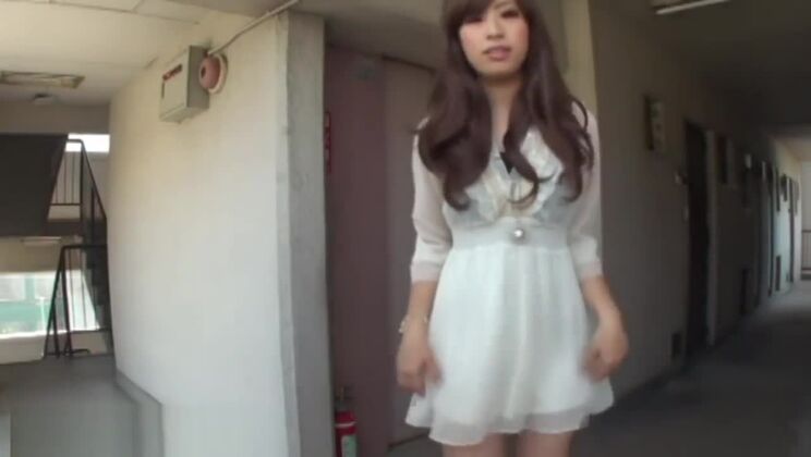 Un asiático orina en el desagüe.