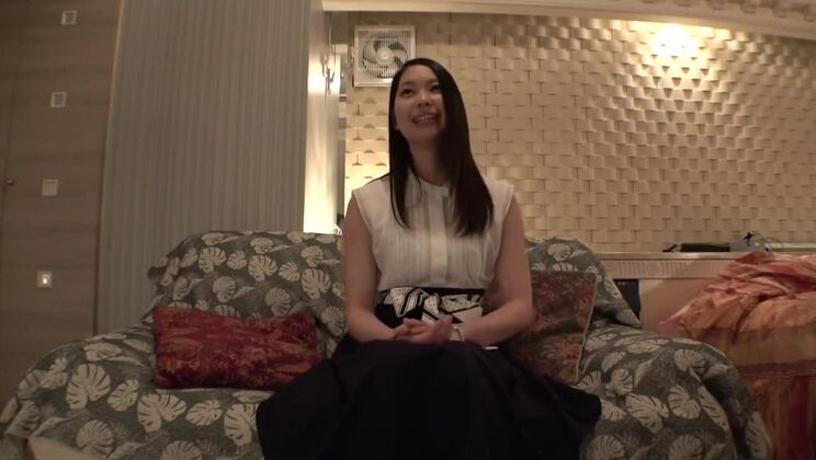 Hermosa mujer que suspira con una caricia reprochante.