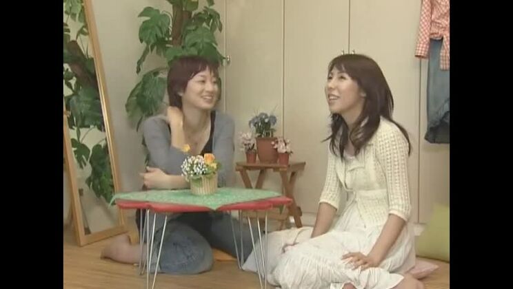 La increíble chica japonesa Miki Karasawa en la escena JAV más caliente de strapon y lencería.