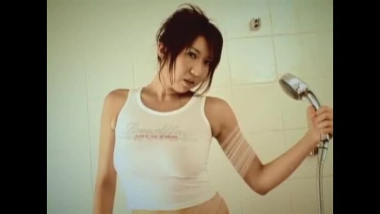 La mejor chica japonesa en un fabuloso vídeo de masturbaciones y tríos JAV.