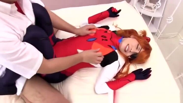 Una chica asiática sexy recibe una caricia en el trasero por parte de un tipo cachondo.