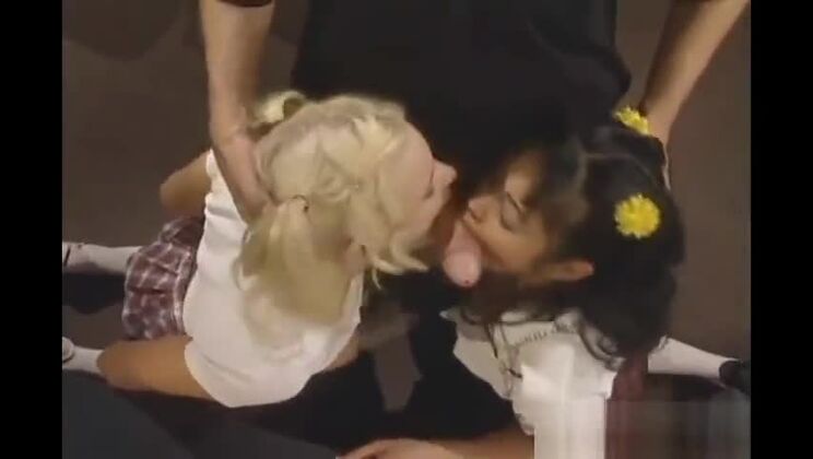 Puta asiática chupando polla en trío parte 2