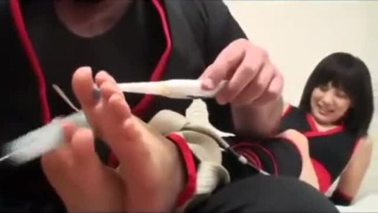 Chica japonesa loca a la que le hacen cosquillas