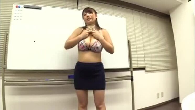 Fabulosa zorra japonesa en vídeo JAV de grandes tetas, mira el programa.