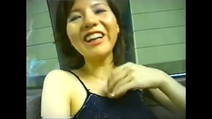 Chica japonesa desnudándose en la calle