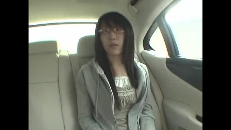 Chica japonesa cachonda en una película JAV de tetas pequeñas y locas