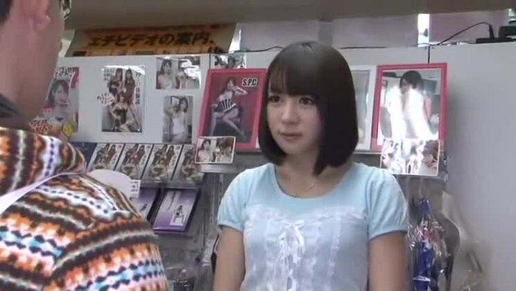 La increíble chica japonesa Hitomi Fujiwara en una película JAV de sexo oral intenso y tragando semen.