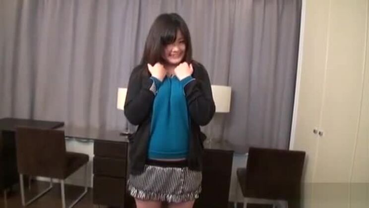 Striptease JAV con revisión corporal de una amateur con curvas (Subtitulado)