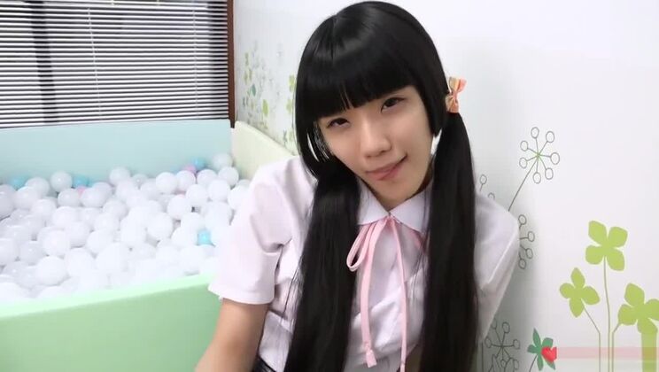 ADOLESCENTE JAPONESA LAMIENDO SALCHICHA