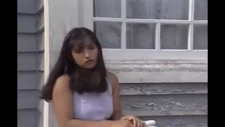 Hermosa japonesa en bragas de satén