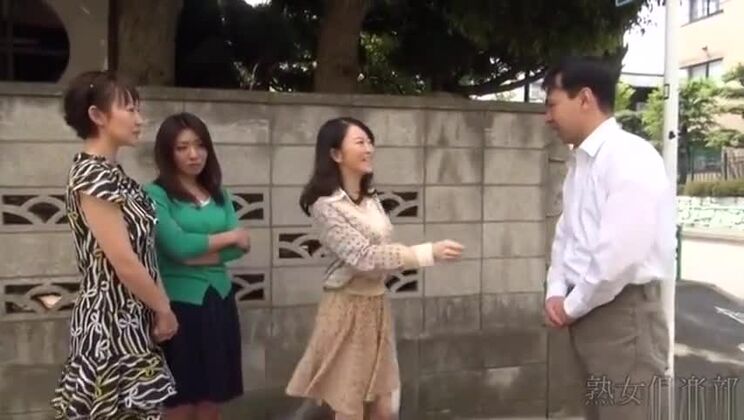 Masturbación manual sin censura de una MILF japonesa