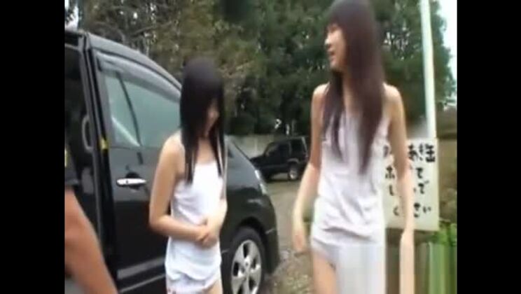 La sensual oriental Chiwa Osaki recibe una gran salchicha como regalo.