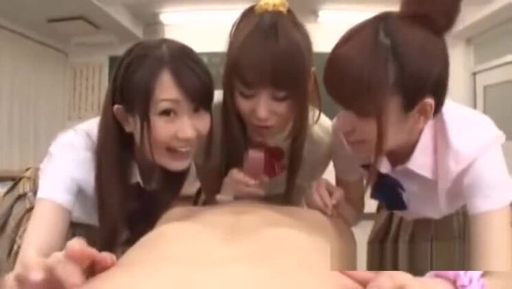 3 colegialas masturbándose y chupando el pene de un hombre, semen en la boca, semen disperso en la boca.