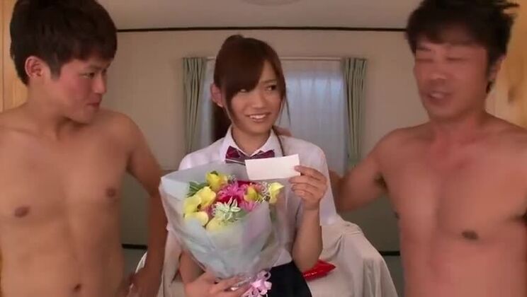 Una atractiva adolescente asiática de pechos planos está chupando polla con fuerza.