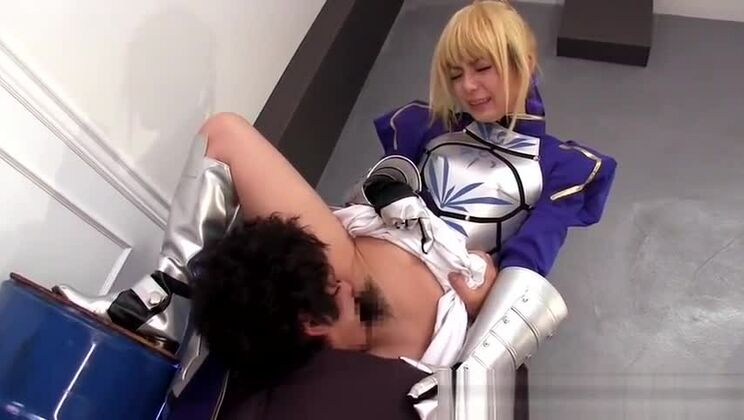 Una chica asiática disfrazada recibe una buena dosis de crema en su coño caliente.