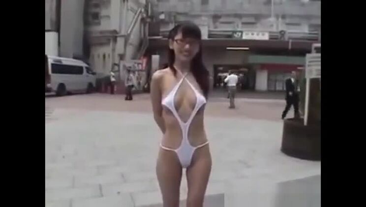 Caminando semidesnuda por las calles de Tokio