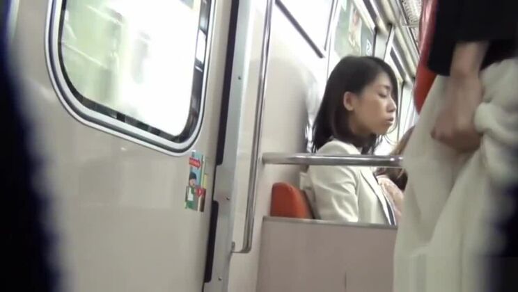 Asiática orinando en un inodoro de cuclillas