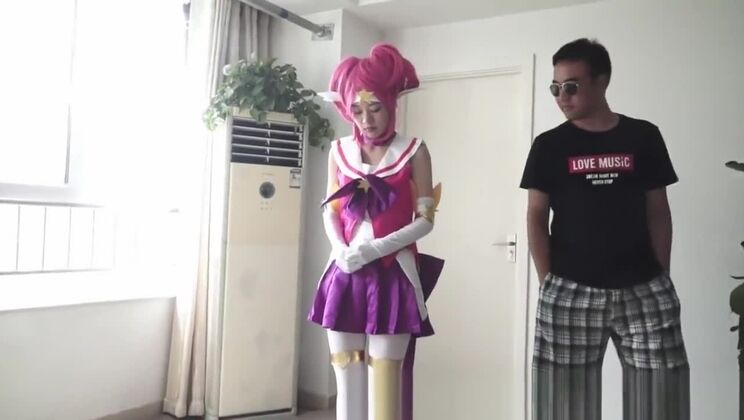 Chica de otro planeta: atada y usada como juguete.