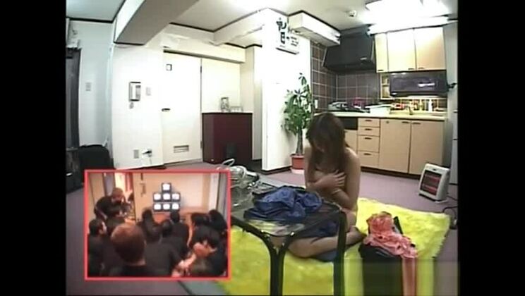 Una adolescente japonesa recibe una mascarilla facial.