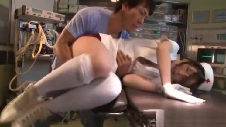 Emi Harukaze, una encantadora enfermera asiática, disfruta de la parte 1.