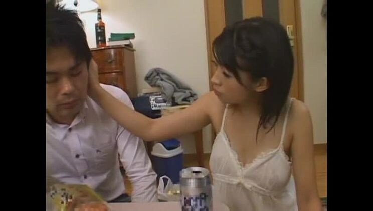 La exótica japonesa Sasa Handa en el vídeo JAV "Esposa cachonda, masturbaciones"