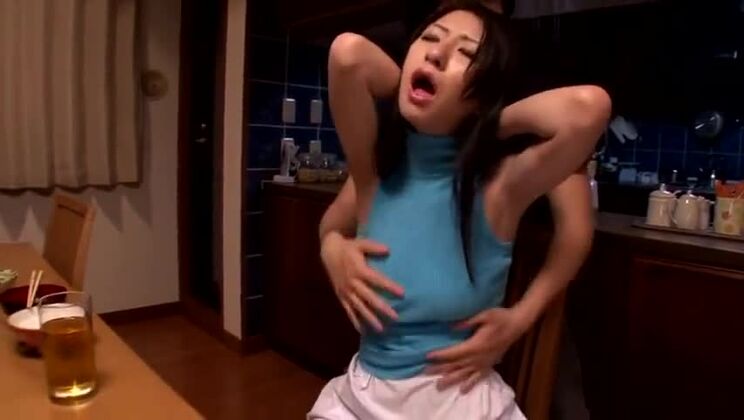 La deslumbrante mamá oriental Hitomi Honjo