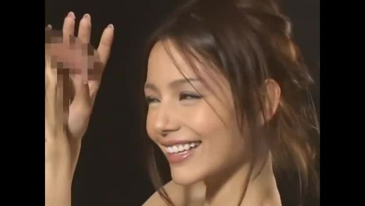 La mejor chica japonesa, Tina Yuzuki, en una escena JAV de masturbación cachonda y sexo oral/fera.