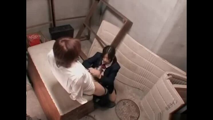 Servicio de sexo oral con colegiala japonesa y eyaculación en la boca.