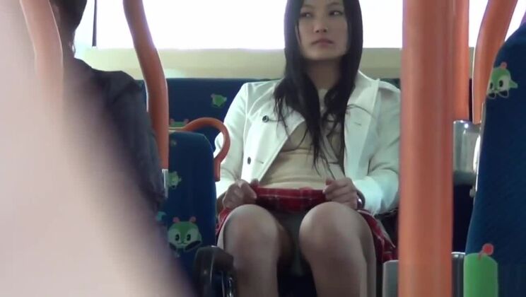 Una japonesa voluptuosa provoca a la cámara