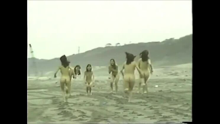 Chicas japonesas desnudas corriendo en la playa