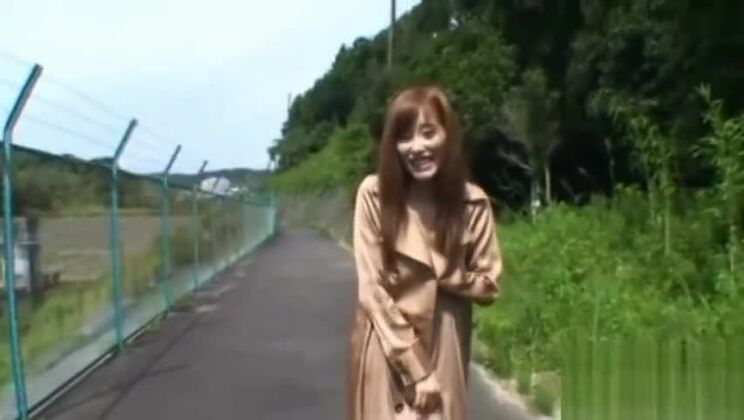 La exótica y sensual Chika Eiro está tocando suavemente su cueva.