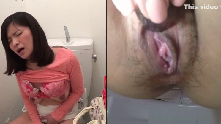 Puta japonesa se frota el coño