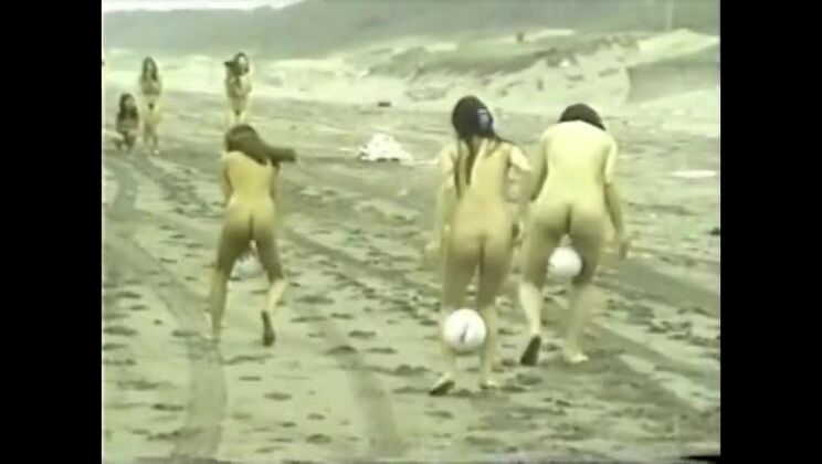 Chicas japonesas desnudas jugando a la pelota en la playa