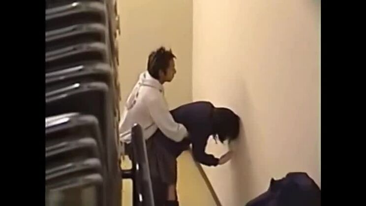 Parejas coqueteando dentro de un edificio