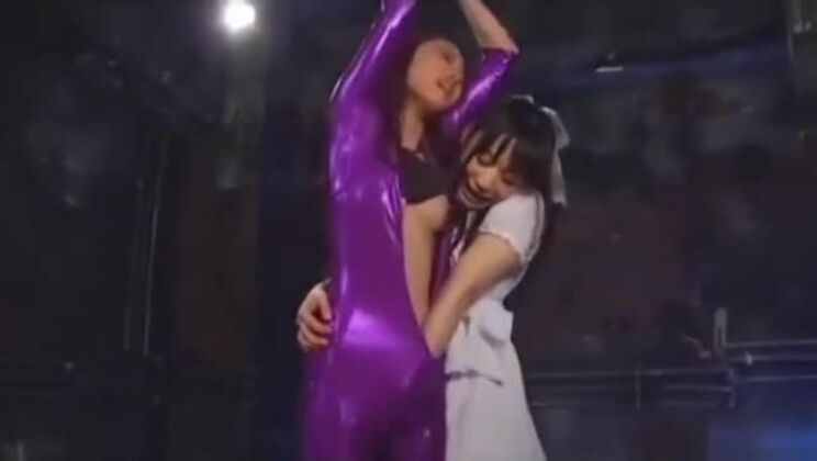 Lesbiana con los ojos vendados y atada