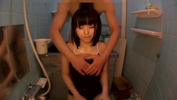 La puta japonesa más loca en la nueva película JAV de tetas pequeñas, mírala.