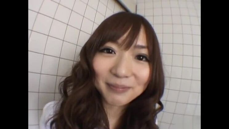 Yuu Asakura es una colegiala asiática pervertida y cachonda.