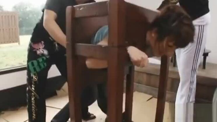 Castigo de ataduras para chicas guapas