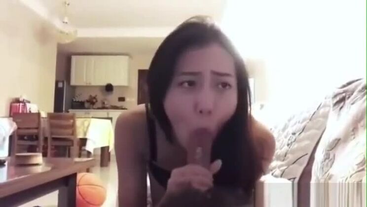 Chica asiática haciendo una mamada