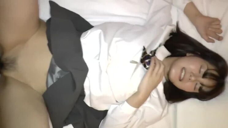 HEMOS ESTADO USANDO NUESTRO PROPIO UNIFORME EN UNA MUJER DE 18 AÑOS