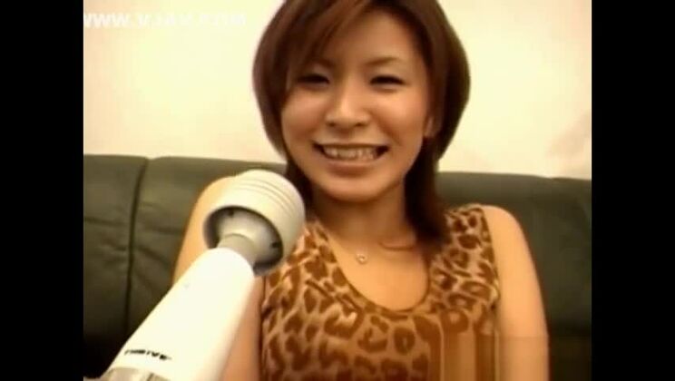 Una seductora asiática hace vibrar su coño cachondo.